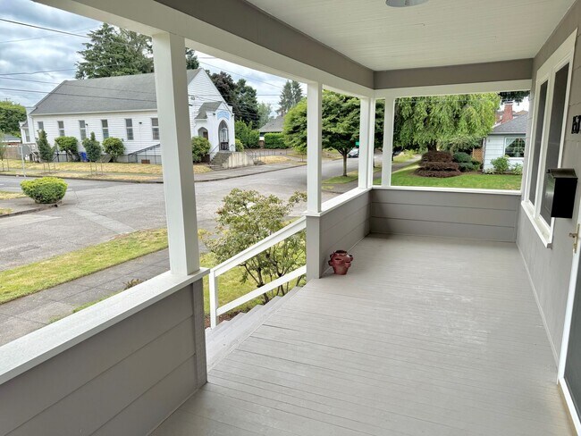 Foto del edificio - Montavilla Massive 2 Bedroom on Corner Lot...