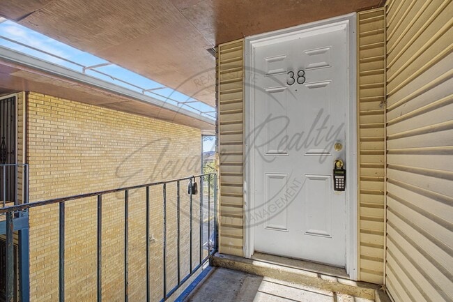 Foto del edificio - Two Bedroom Condo, 2nd Floor, across from Madison Park with stackable washer/dryer!