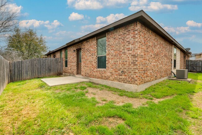 Building Photo - AVAILABLE NOW! NICE 3 BEDROOM DUPLEX LOCAT...