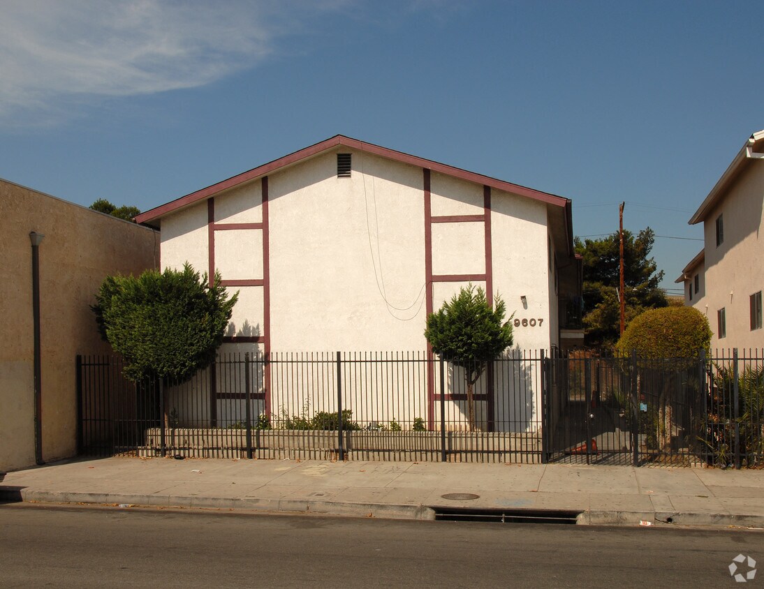 Primary Photo - 9607 S Broadway