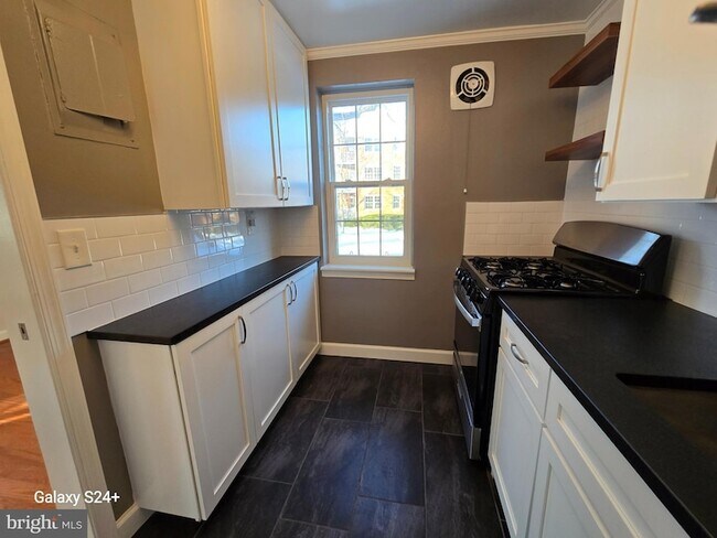 Building Photo - 6618 Boulevard View