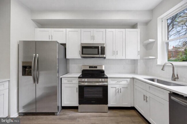 Foto del edificio - 1359 Crease St