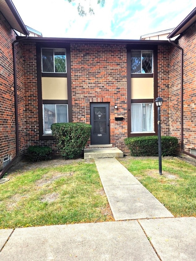 Primary Photo - 1S252 Stratford Ln