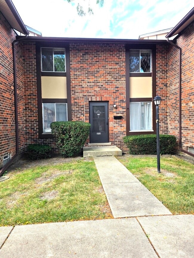 Building Photo - 1S252 Stratford Ln