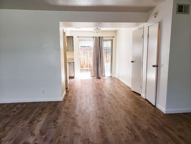 Building Photo - 533 W Ward Ave