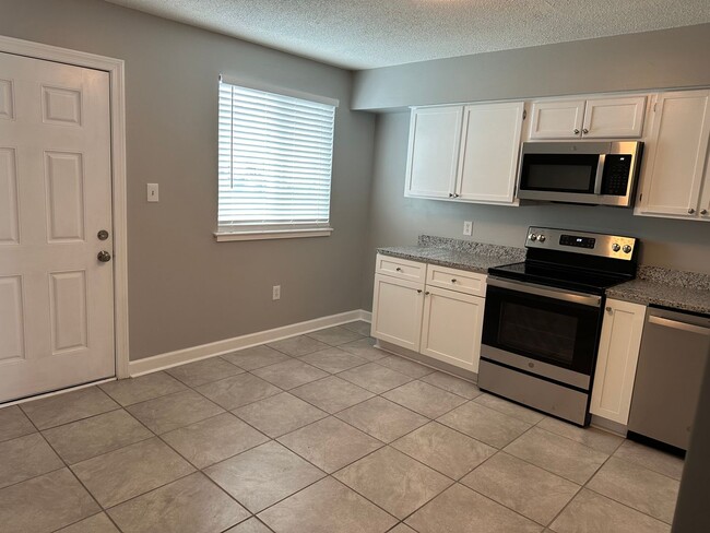 Building Photo - Two Bedroom Unit in a Great Location!