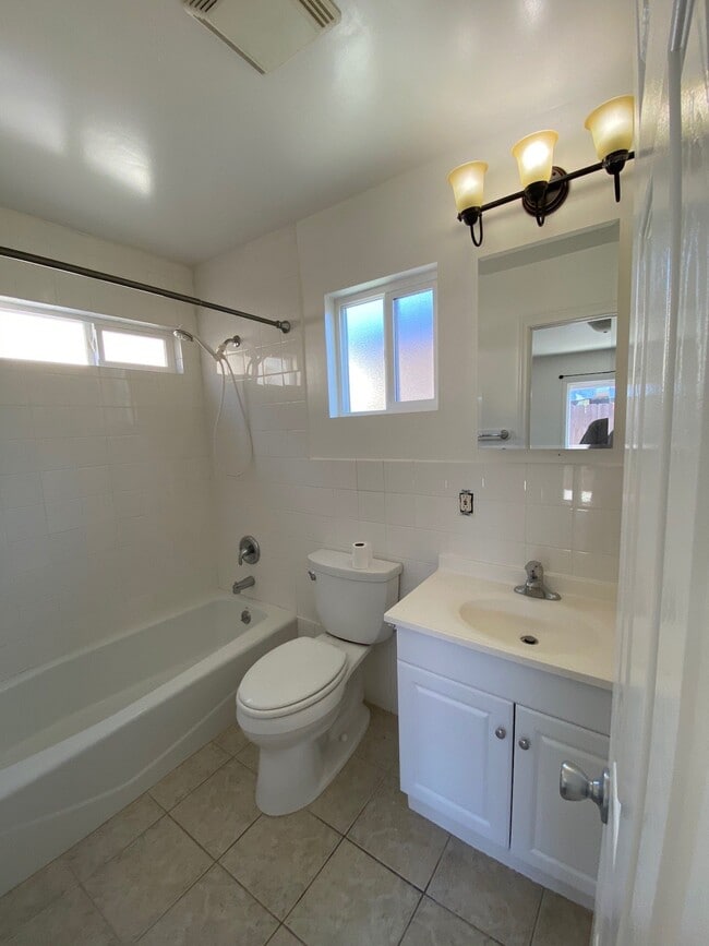 Foto del edificio - 3322-24 Clairemont Mesa Blvd