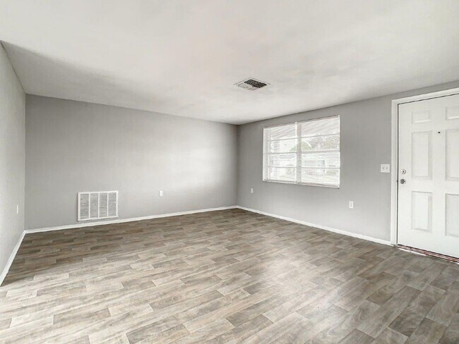 Building Photo - BEAUTIFUL!! 3/2 1128 Sq. Ft. with RENOVATE...