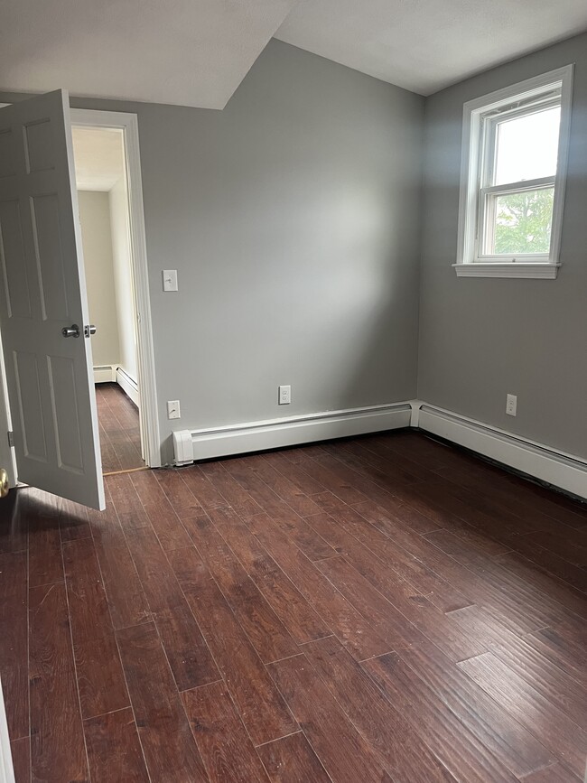 Building Photo - 10 Wakefield Ave