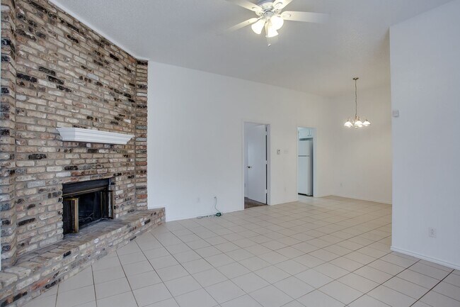Building Photo - Spacious 2/2/2!
