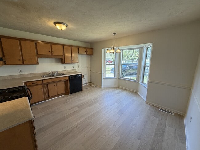 Foto del edificio - 304 Clearlake Ct