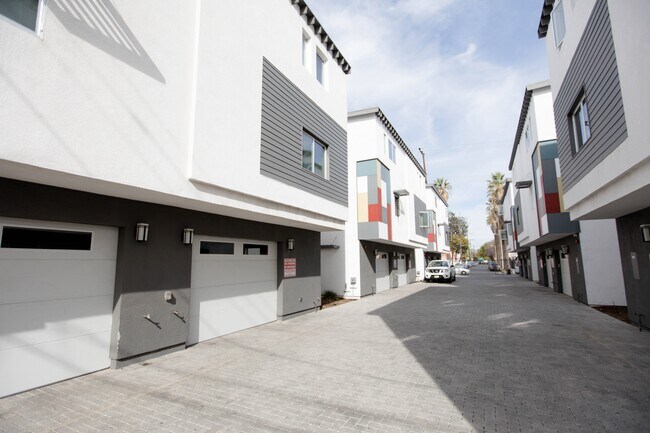 Foto del edificio - F78--1168 W. 36th Place