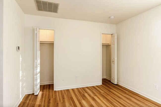 Foto del edificio - Spring 2025 Sublease w/Option to Renew!!