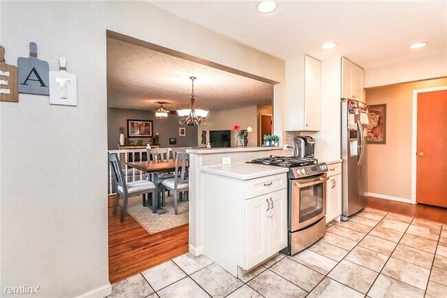 Building Photo - 3 br, 2 bath House - 47 Bradford Rd