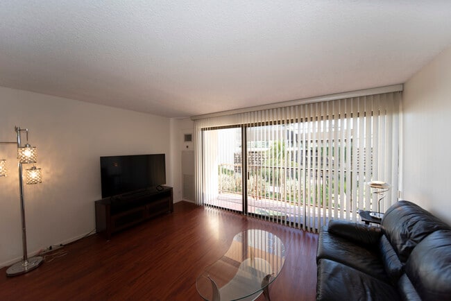 Building Photo - 2140 Kuhio Ave