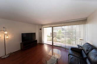Building Photo - 2140 Kuhio Ave
