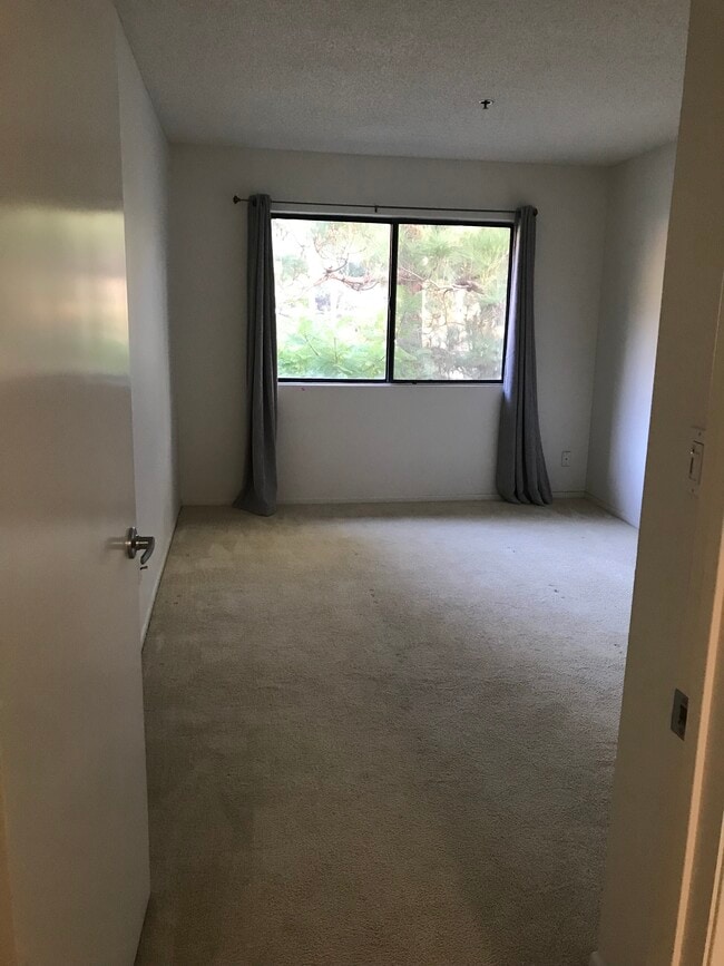 Building Photo - 501 Palisades Dr