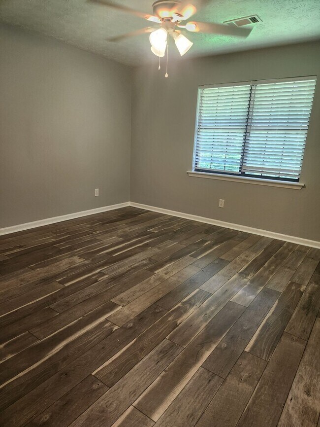 Building Photo - Make this home your sweet space!