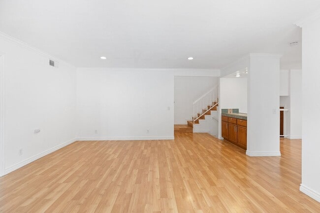 Foto del edificio - 2 Car Garage and 3 Bedroom Townhome Beauty.