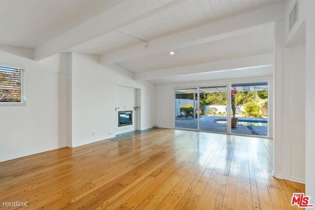 Foto del edificio - 3 br, 2 bath House - 8730 Hollywood Hills Rd