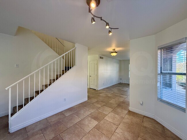 Building Photo - 1135 W Macaw Dr