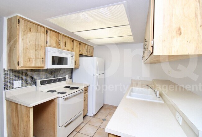 Foto del edificio - 8824 North 8th St