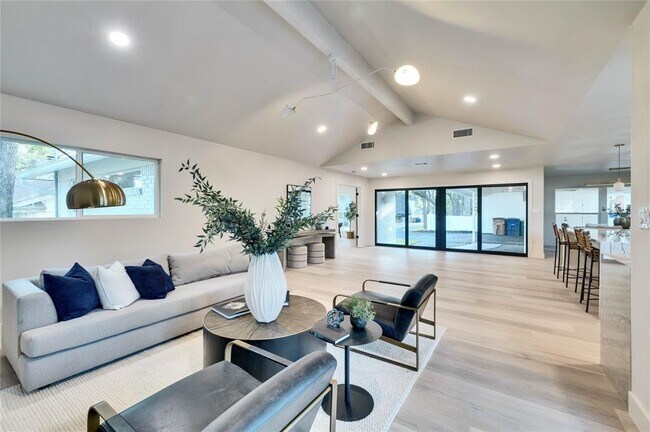 Building Photo - 9028 Balcones Club Dr