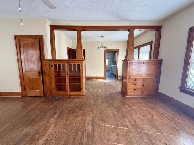 Building Photo - SW 3 Bedroom 1 Bath