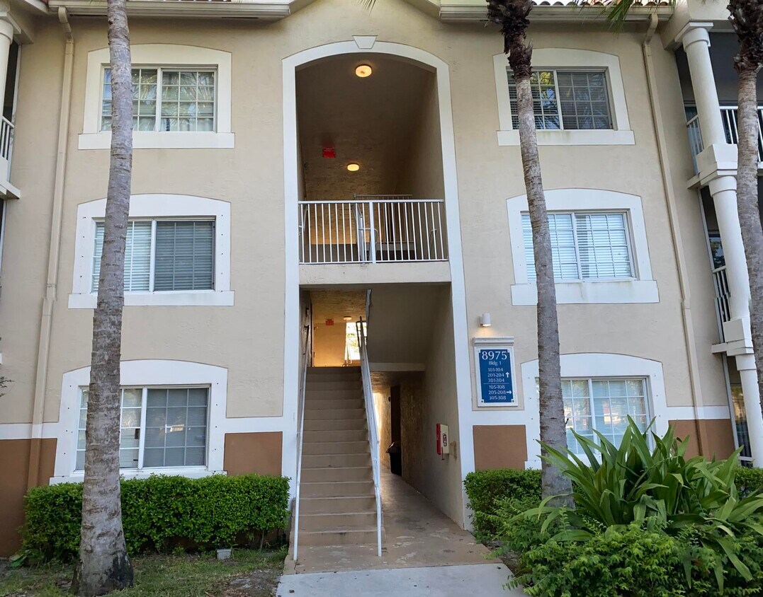 Foto principal - 8975 Okeechobee Blvd