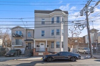 Building Photo - 388 S 11th St