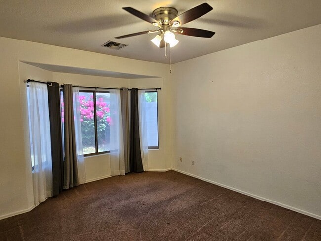 Foto del edificio - Great 1670 sq ft 4 bd 2 bathroom home in l...