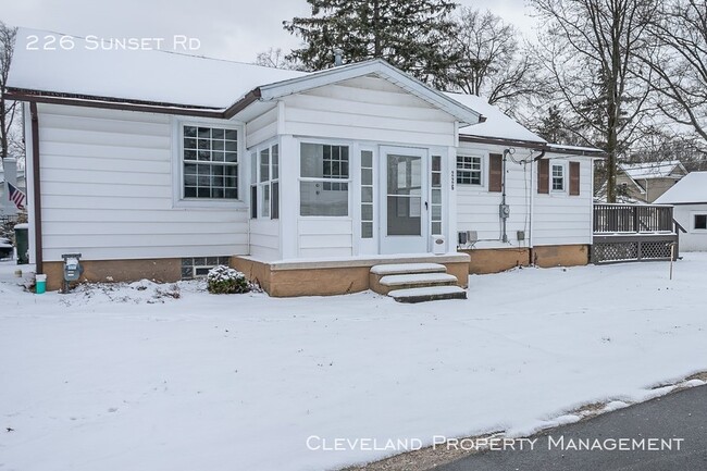 Foto del edificio - Updated Avon Lake Home