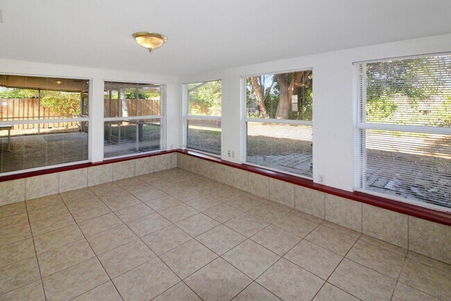 Building Photo - 1612 Larchwood Dr