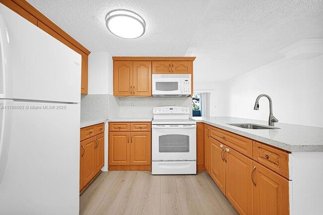 Building Photo - 9375 Fontainebleau Blvd