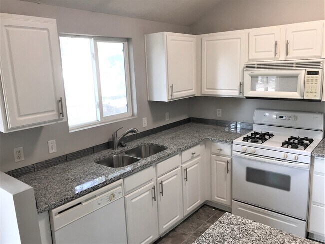 Foto del edificio - **Coming Soon** 8/1 Move in SW Omaha Charm...