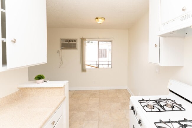 Building Photo - 7425 Vineland Ave