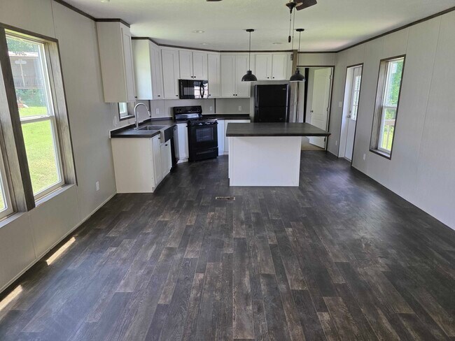 Foto del edificio - 4049 Trout Ln