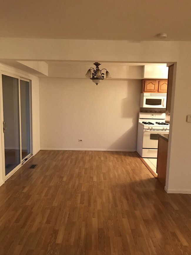 Foto del edificio - 1355 Kingsbury Dr