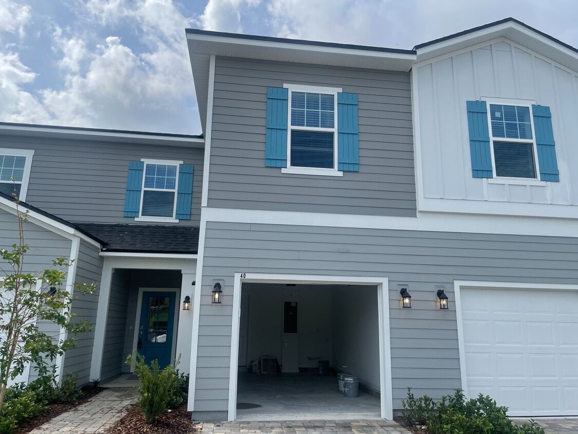 Foto principal - 3/2.5 Townhome in Holly Forest!