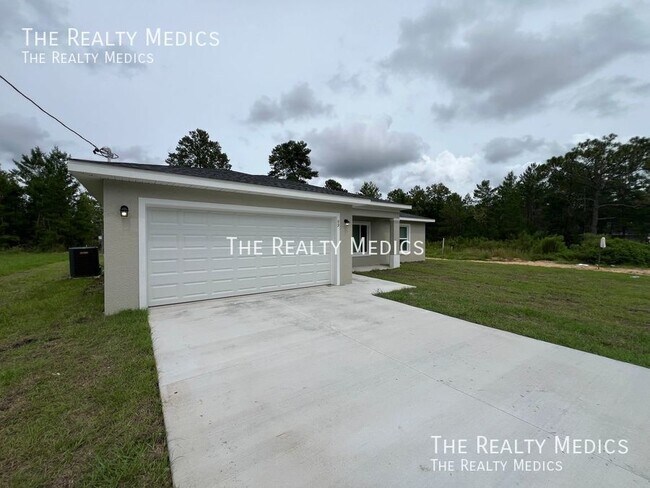Building Photo - Stunning BRAND NEW UPGRADED 3 Bedroom / 2 ...