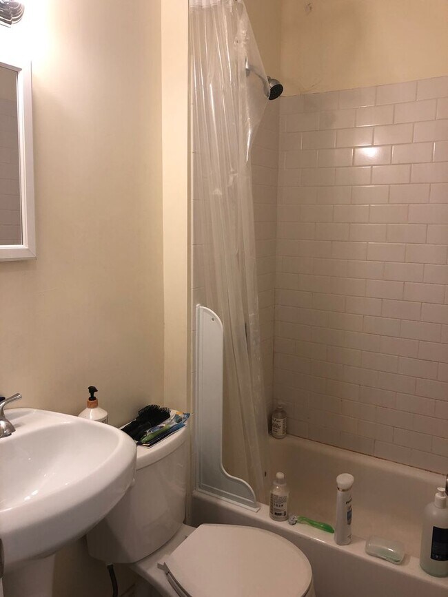 Foto del edificio - 3 Bed 2 Full Baht in Beacon Hill, Heat, Hot Water Included, Laundry on a Site