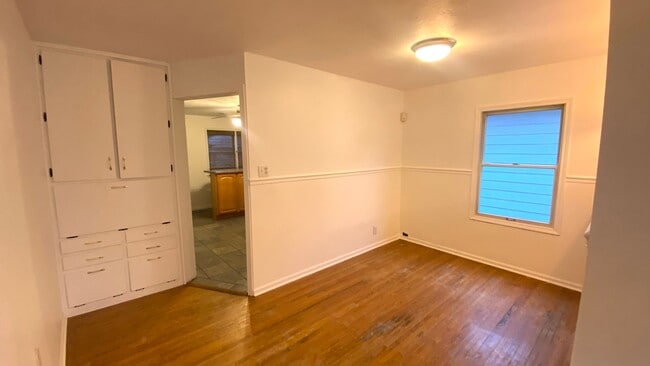 Building Photo - 1431 E Paris Ave