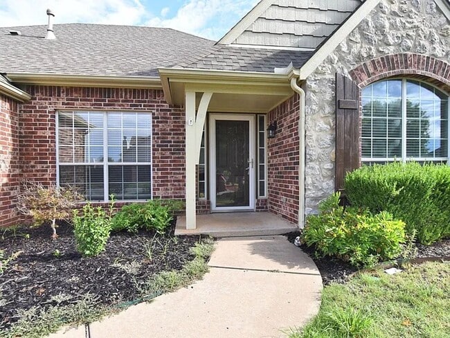 Building Photo - Beautiful 4 Bed 2.5 Bath Property in South Tulsa