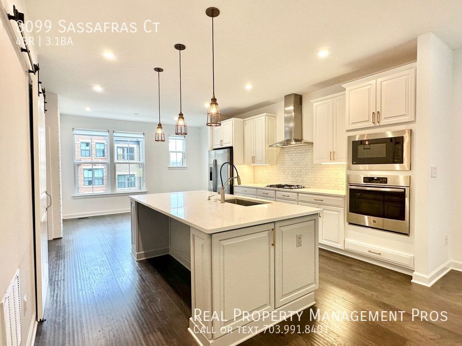 Primary Photo - Stunning & Luxurious Metro Row Townhouse!