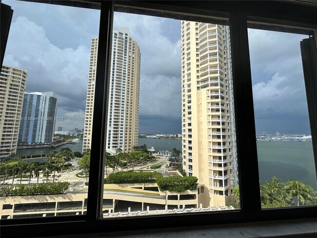 Foto del edificio - 540 Brickell Key Dr