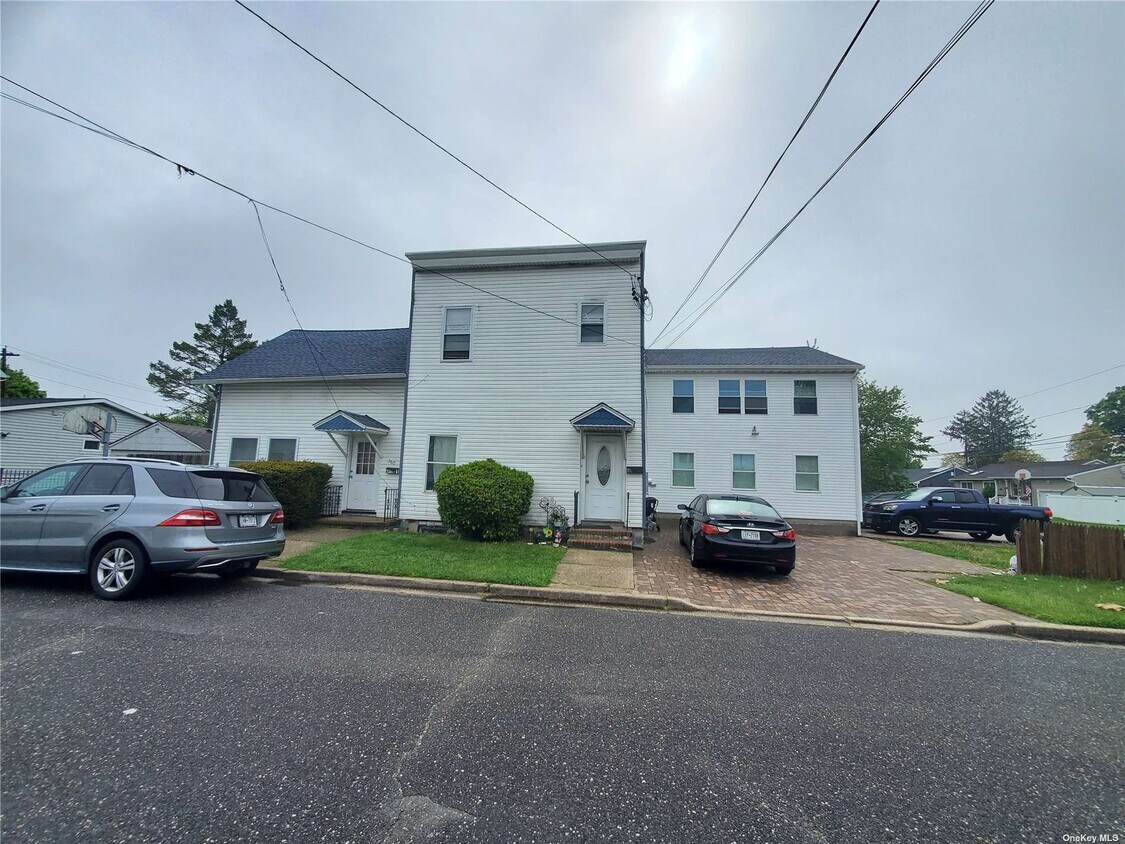 360 Albany Ave, Lindenhurst, NY 11757 House Rental in Lindenhurst, NY