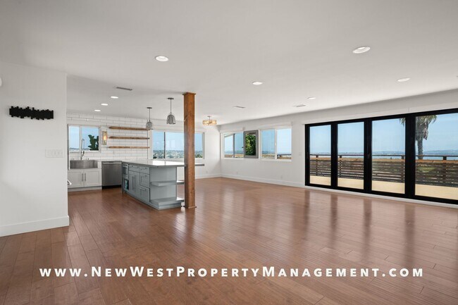 Foto del edificio - Exquisite Pacific Beach 4 bedroom located on a quiet cul-de-sac in the coveted Floral Terrace com...