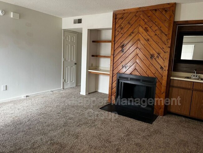 Foto del edificio - 2446 Woodstock Ave