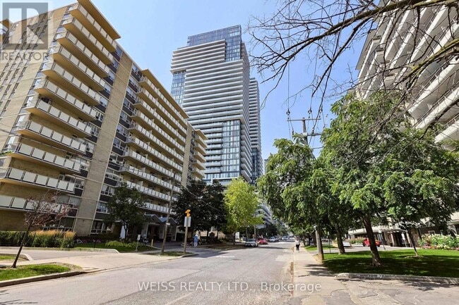 Building Photo - 185 Roehampton Ave
