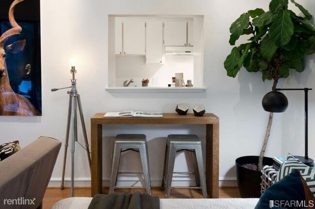 Building Photo - Studio, 1 bath Condo - 930 Pine St